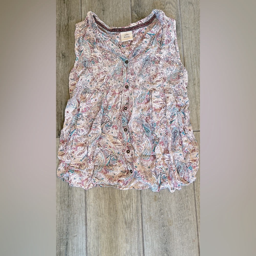 Knox Rose adorable sleeveless knit blouse. Cute button front detail.